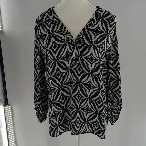 Banana Republic Ladies Size M V Neck  3/4 Sleeved Blouse - Picture 1 of 12